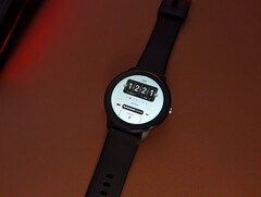 Smartwatch Lige z Aliexpress na biurku