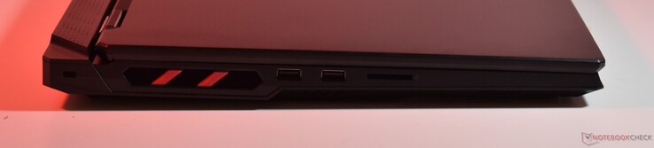 w lewo: Kensington Lock, 2x USB A 3.2 Gen 1, karta SD