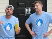 Mark Rober stojący obok MrBeast z puszką moczu (źródło obrazu: MrBeast; przycięty zrzut ekranu)