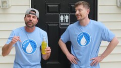 Mark Rober stojący obok MrBeast z puszką moczu (źródło obrazu: MrBeast; przycięty zrzut ekranu)