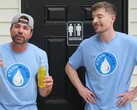 Mark Rober stojący obok MrBeast z puszką moczu (źródło obrazu: MrBeast; przycięty zrzut ekranu)