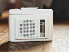 Odtwarzacz kasetowy Maxell MXCP-P100S pozwala właścicielom cieszyć się muzyką w dowolnym miejscu bez słuchawek dzięki wbudowanym głośnikom. (Źródło obrazu: Maxell)