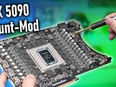 Zmodyfikowany RTX 5090 (źródło obrazu: kanał YouTube der8auer)