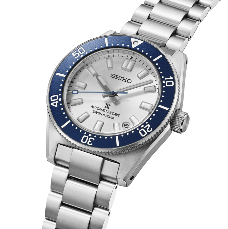 zdjęcie zegarka nurkowego Seiko Prospex HBB001 z dwukolorowym niebieskim bezelem, srebrno-białą tarczą i bransoletą ze stali nierdzewnej.