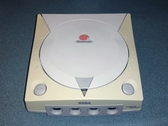 Zdjęcie pożółkłej konsoli Sega Dreamcast (źródło obrazu: Tech Tangents YT)
