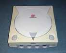 Zdjęcie pożółkłej konsoli Sega Dreamcast (źródło obrazu: Tech Tangents YT)