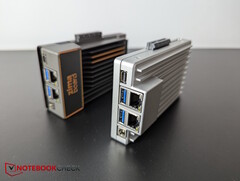 Dwie karty ZimaBoard, wersja 1 i 2 (źródło obrazu: Notebookcheck)