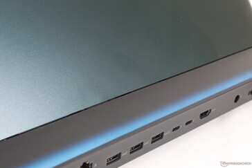Tylne chłodzenie odpowiada za bardzo dużą wagę i rozmiar Alienware 18