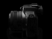 Canon EOS R100 jest przeznaczony na rynek ultra-budżetowych aparatów bezlusterkowych z ograniczonym zestawem funkcji i starym sprzętem. (Źródło obrazu: Canon)