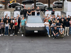 Cybertruck na pierwszej stacji Supercharger V4 Tesli o mocy 500 kW. (Źródło zdjęcia: Tesla)