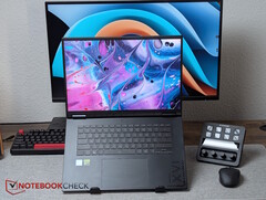 Gigabyte Gaming A16 Pro obok Stream Deck+