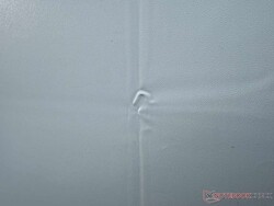 Na arkuszu z PVC widoczne są niewielkie zagięcia powstałe w wyniku złożenia.