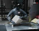 Zrzut ekranu z transmisji na żywo pokazuje sortowanie paczek przez Figure AI 03.