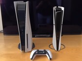 PS5 Slim wygląda znacznie bardziej kompaktowo niż oryginalne PS5 w filmie porównawczym w rzeczywistości rozszerzonej. (Źródło obrazu: rtql8d)