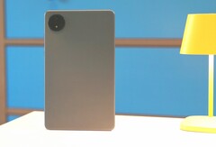 Obudowa jest raczej mało spektakularna, ale Xiaomi instaluje mocną baterię i jasny wyświetlacz (źródło obrazu: Notebookcheck)