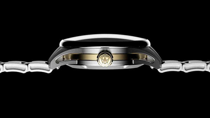 Widok z boku zegarka Timex Atelier GMT Première M1a, ukazujący jego zakrzywione szkło szafirowe, kopertę ze stali nierdzewnej oraz środkową część w kolorze złotym.