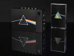 Zestaw kolekcjonerski „We Are Rewind x Pink Floyd” zawiera limitowaną edycję odtwarzacza kasetowego oraz wydanie albumu „The Dark Side of the Moon” z okazji 50. rocznicy jego premiery.