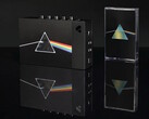 Zestaw kolekcjonerski „We Are Rewind x Pink Floyd” zawiera limitowaną edycję odtwarzacza kasetowego oraz wydanie albumu „The Dark Side of the Moon” z okazji 50. rocznicy jego premiery.