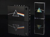 Zestaw kolekcjonerski „We Are Rewind x Pink Floyd” zawiera limitowaną edycję odtwarzacza kasetowego oraz wydanie albumu „The Dark Side of the Moon” z okazji 50. rocznicy jego premiery.