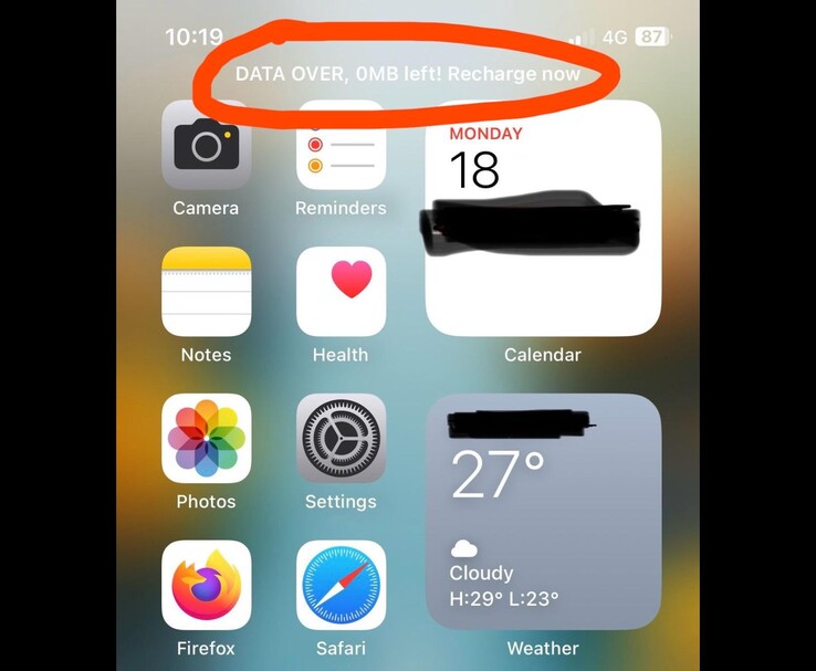 ekran główny iPhone'a wyświetlający komunikat "DATA OVER, 0MB left! Proszę doładować teraz" (źródło obrazu: Reddit/r/ios via u/grmln_rsn)