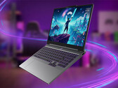 Model LOQ Essential 15IPH11 posiada klawiaturę z fioletowym podświetleniem.
