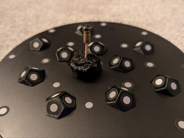 Uszkodzona dysza na stole obrotowym z markerami