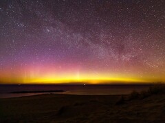 Obraz przedstawiający zorzę polarną. (Źródło zdjęcia: lasseholsthansen - Pixabay)