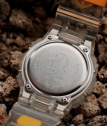 Widok z tyłu przezroczystego zegarka G-Shock x Mobile Suit Gundam pokazujący znak Pegaza floty White Base wygrawerowany na tylnej części obudowy.