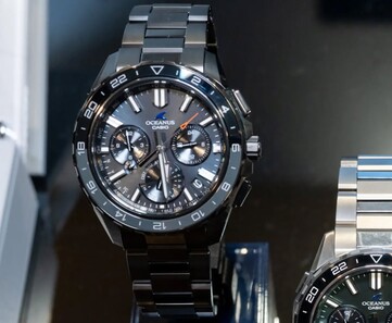 Czarny zegarek Casio Oceanus OCW-P3000 przedstawiony z przodu, z kopertą pokrytą powłoką DLC, czarną tarczą i 24-godzinnym pierścieniem.
