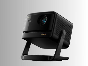 Projektor Dangbei DBOX02 Pro 4K z przodu pod kątem (źródło zdjęcia: Dangbei PR)