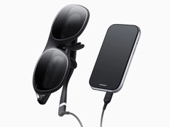 Okulary Rokid AR Spatial podłączone do zewnętrznego kontrolera. (Źródło zdjęcia: Rokid)