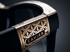 Nowe okulary „Odyssey” firmy Caviar są dostępne w kolorze złotym lub srebrnym.