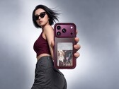 Etui Ugreen Magic E ink Screen Case wyposaża tył telefonu iPhone 18 Pro w wyświetlacz służący do wyświetlania zdjęć.