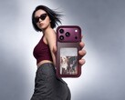 Etui Ugreen Magic E ink Screen Case wyposaża tył telefonu iPhone 18 Pro w wyświetlacz służący do wyświetlania zdjęć.