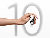 Smart Band 10 kosztuje 49,99 euro w UE. Na zdjęciu - obraz marketingowy; ręka trzymająca urządzenie do noszenia z "10" w tle. (Źródło zdjęcia: Xiaomi)