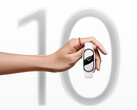 Smart Band 10 kosztuje 49,99 euro w UE. Na zdjęciu - obraz marketingowy; ręka trzymająca urządzenie do noszenia z "10" w tle. (Źródło zdjęcia: Xiaomi)