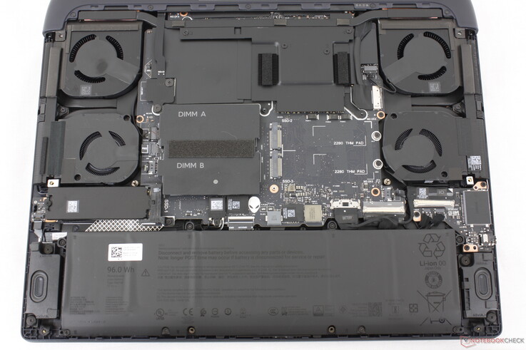 2025 Alienware 16 Area-51 dla porównania. Nie wprowadzono żadnych większych zmian wewnętrznych