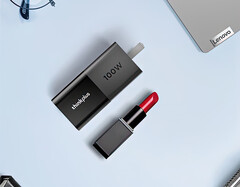 Najnowsza ładowarka do laptopa firmy Lenovo stawia na kompaktową formę. (Źródło obrazu: Lenovo)