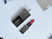 Najnowsza ładowarka do laptopa firmy Lenovo stawia na kompaktową formę. (Źródło obrazu: Lenovo)