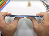 Pixel 8 Pro ma sztywniejszą ramkę niż jego poprzednik. (Źródło zdjęcia: JerryRigEverything)