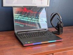 Wyświetlacz OLED Raider 16 Max HX może być oszałamiający wizualnie, ale brakuje mu kilku typowych funkcji