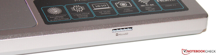Czytnik kart pamięci znajduje się z przodu urządzenia (MicroSD).