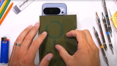 Google Pixel 10 Pro XL: pierwszy flagowiec Android od dużego producenta ze zintegrowanymi magnesami, ujawniony w teście wytrzymałości. (Źródło obrazu: JerryRigEverything)