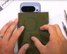 Google Pixel 10 Pro XL: pierwszy flagowiec Android od dużego producenta ze zintegrowanymi magnesami, ujawniony w teście wytrzymałości. (Źródło obrazu: JerryRigEverything)