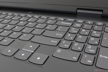 Doceniamy, że klawisze strzałek są większe niż w większości innych laptopów do gier