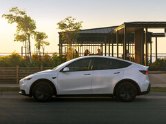Model Y w kolorze Pearl White (źródło zdjęcia: Tesla)