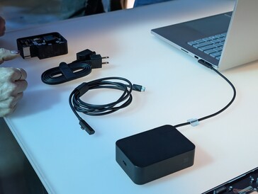 Magnetyczny kabel USB-C jest odwracalny w tym sensie, że tylko jeden jego koniec jest magnetyczny. Magnetyczny koniec można podłączyć do zasilacza sieciowego, aby działał jak uniwersalna ładowarka USB-C do innych urządzeń
