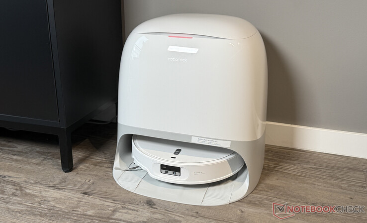Roborock Qrevo Curv 2 Pro ładuje się w swojej stacji