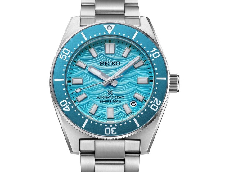Widok z przodu modelu Prospex 1965 Heritage Diver HBC011 z tarczą w kolorze Daytime Blue z motywem fal.