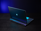 Laptop do gier Alienware 18 Area-51, przedstawiony na stole na słabo oświetlonym tle. (Źródło zdjęcia: Dell)